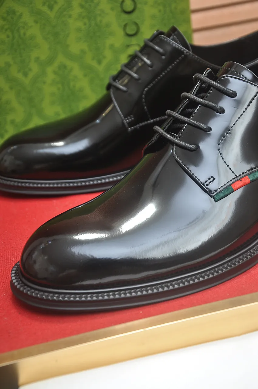 Men's shoes💰500💶Italy's top luxury men's shoe giant (GUCCI) (Gucci) (full cowhide lining) new arrival🍃Original European style🔰 Pleasant to the eye😍In order to make the shoes more durable and non-deformable🌀The production continues to follow traditional methods but there is still no lack of innovation💪Choose original sheepskin for the leather♻️ Smooth and natural And extra bright ⭐Made of imported cowhide, the first choice of rich people 38-45 (45 customized)
